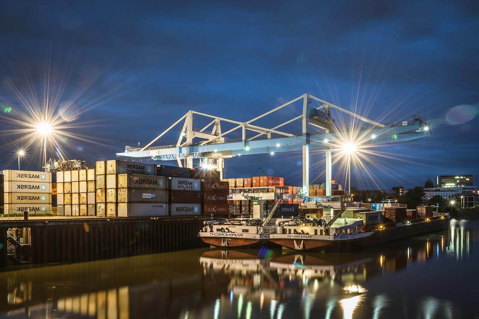 Dock port. Пирс в порту. Грузовой корабль. Судоремонтный завод новая зеландия. Порт тилбери англия.